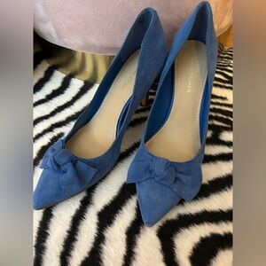Like new Marc Fisher Doreny bow pumps in blue suede